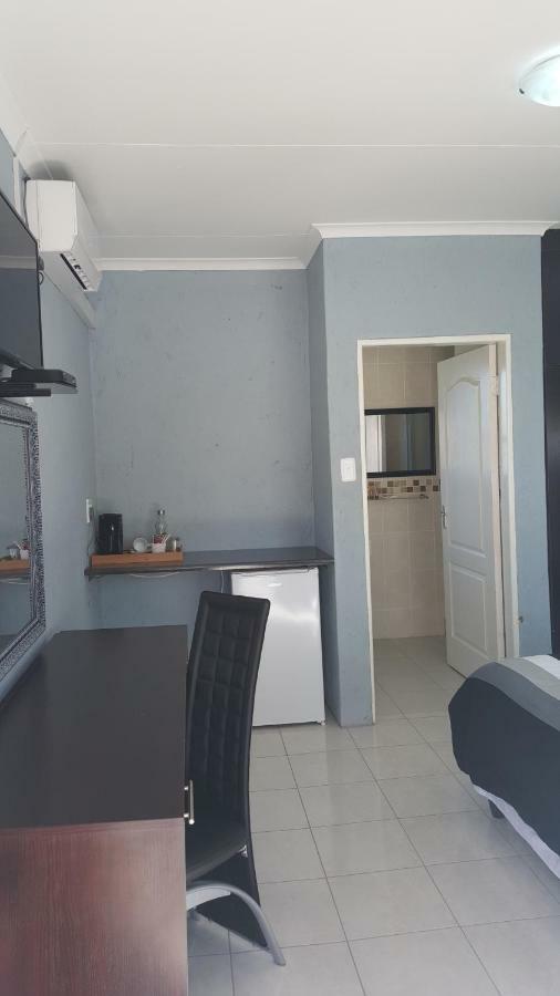 Silver Rest Guesthouse Mafikeng Extérieur photo