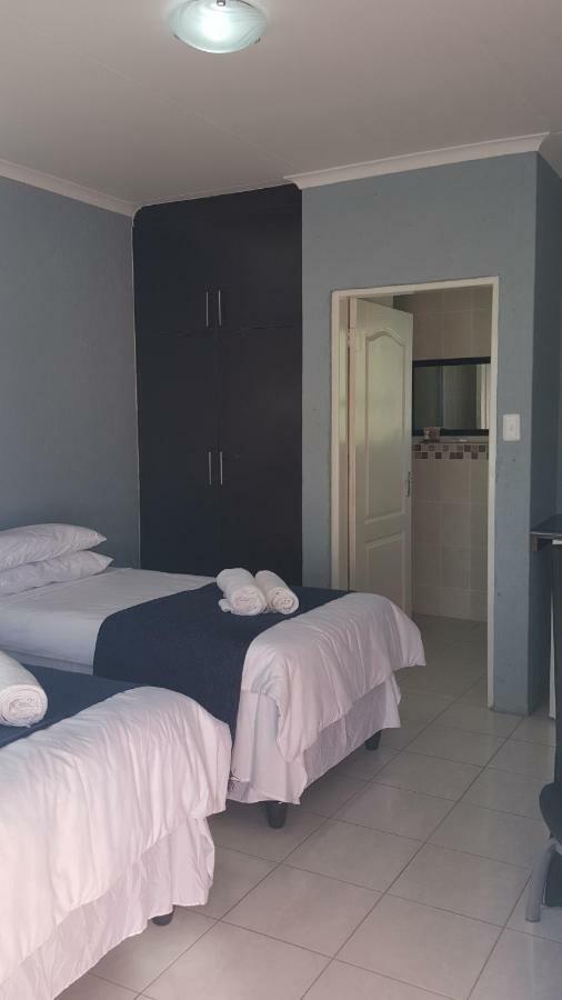 Silver Rest Guesthouse Mafikeng Extérieur photo