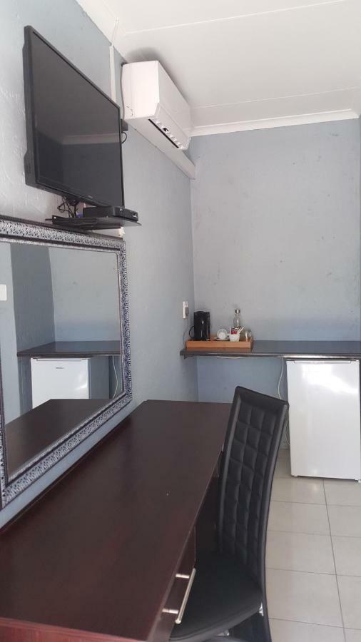 Silver Rest Guesthouse Mafikeng Extérieur photo