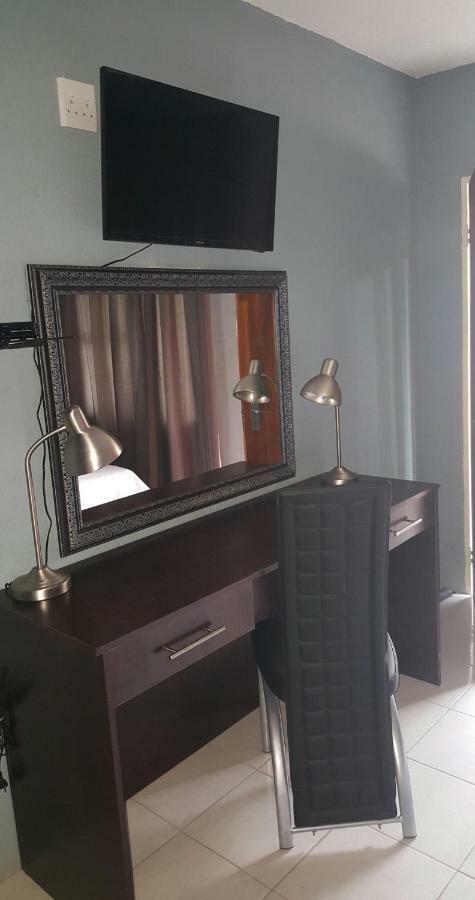 Silver Rest Guesthouse Mafikeng Extérieur photo