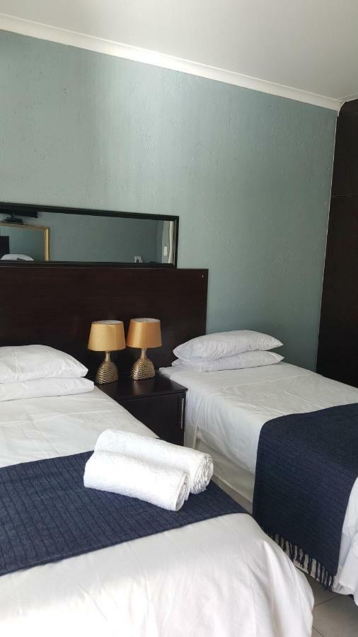 Silver Rest Guesthouse Mafikeng Extérieur photo