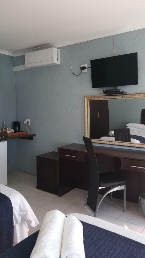 Silver Rest Guesthouse Mafikeng Extérieur photo