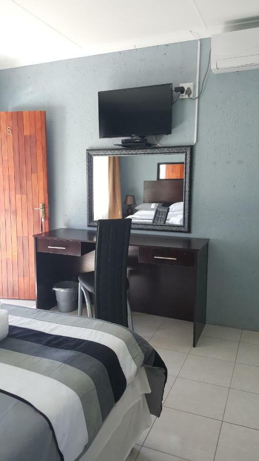 Silver Rest Guesthouse Mafikeng Extérieur photo