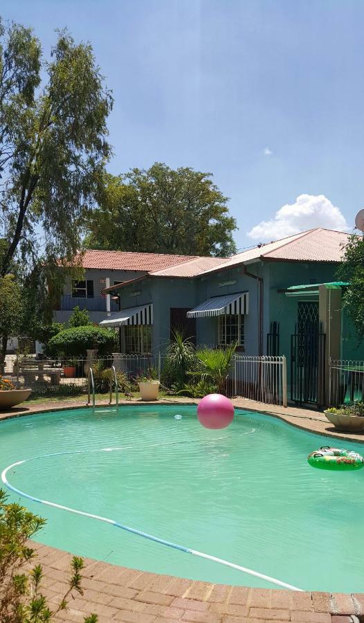 Silver Rest Guesthouse Mafikeng Extérieur photo